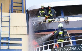 Füstölő katamaránról mentettek a Balatonon