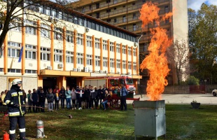 Rendhagyó kémiaóra a tűzoltóságon