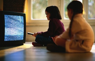 Nagyobb tévékínálatból másfél tucat csatornát néznek a magyarok