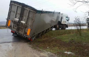 Elakadt egy kamion Csoma előtt