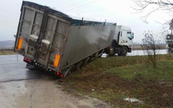 Elakadt egy kamion Csoma előtt