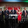 Toroczkai László pártelnök (középen) a Mi Hazánk Mozgalom választási eredményváró rendezvényén (Fotó: MTI/Szigetváry Zsolt)