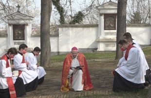 Nagypénteki keresztút a kaposvári Kálvárián - videó