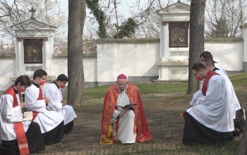 Nagypénteki keresztút a kaposvári Kálvárián - videó