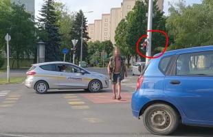 Szemrebbenés nélkül, magabiztosan sétált át a piroson egy gyalogos a Kanizsai utcában