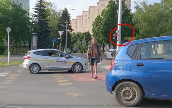 Szemrebbenés nélkül, magabiztosan sétált át a piroson egy gyalogos a Kanizsai utcában