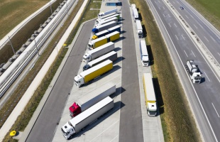 Gyorshajtás, be nem kapcsolt biztonsági öv – jellemzően ezért büntették a kamionosokat és buszsofőröket