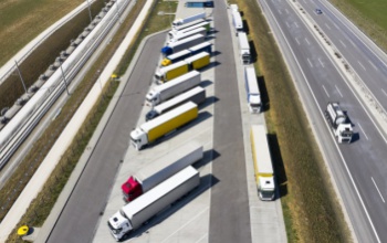 Gyorshajtás, be nem kapcsolt biztonsági öv – jellemzően ezért büntették a kamionosokat és buszsofőröket