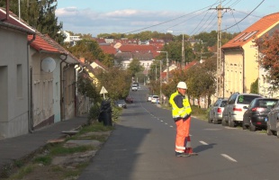 A Bartók Béla utcában zajló aszfaltozás miatt módosított útvonalon közlekednek a buszok