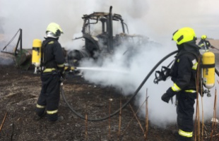Szinte porrá égett egy traktor Jákónál