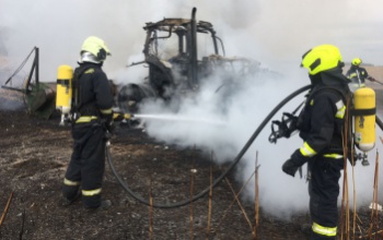 Szinte porrá égett egy traktor Jákónál