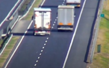 Ismét drónnal csaptak le a rendőrök a szabálytalanul előző kamionosokra az M7-esen