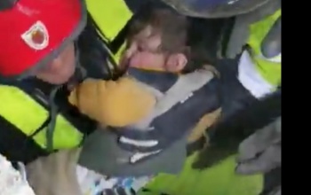Megható videó: Bodó László, a kaposvári mentőcsapat tagja emelt ki egy másfél éves kisfiút a romok alól
