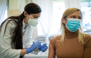 Sikeres az oltási akcióhét: a hazai népesség 23 százaléka vette fel a harmadik vakcinát