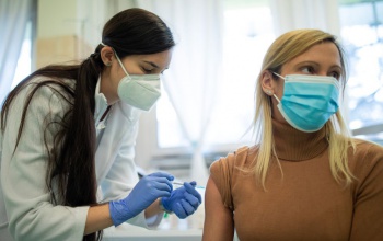 Sikeres az oltási akcióhét: a hazai népesség 23 százaléka vette fel a harmadik vakcinát