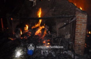 Leégett egy pince nádfedele hétfő este a Somogy megyei Táskán