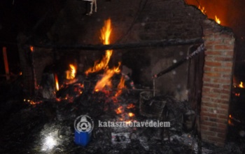 Leégett egy pince nádfedele hétfő este a Somogy megyei Táskán