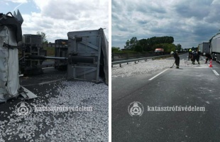Kavicsot szállító teherautó borult fel szerdán az M7-es somogyi szakaszán