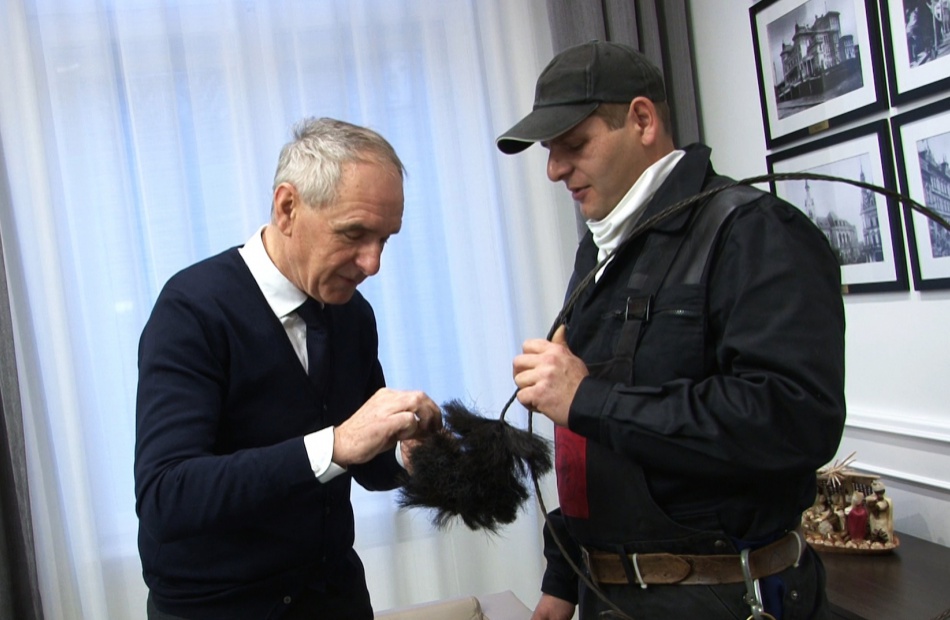 Szerencsét vittek a kéményseprők a Városházára