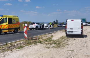 Hármas karambol történt a 67-es főúton, az M7-es felhajtója közelében