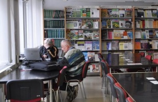 Az internet előnyei és hátrányai is szóba kerültek a könyvtárakban