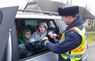 Megajándékozták a rendőrök a szabályosan közlekedő autósokat
