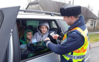 Megajándékozták a rendőrök a szabályosan közlekedő autósokat