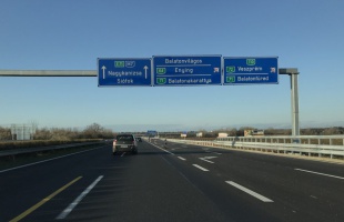 Autósok figyelem! Egy fontos csomópontot zárnak le az M7-es autópályán