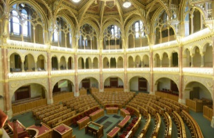 Négynapos üléssel folytatja munkáját a parlament