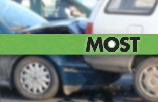 Kisteherautó és személyautó ütközött a Pécsi utcában
