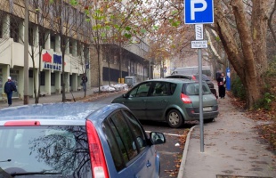 Parkolás tolatva... De miért?