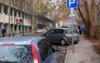 Parkolás tolatva... De miért?