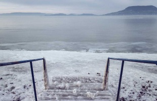 Összefüggő a jégtakaró a Balatonon, de még nem elég vastag