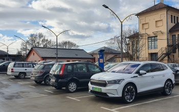 Vasárnaptól csak a tisztán elektromos autók parkolhatnak ingyen Kaposváron