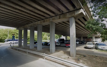 Lezárják szerdán a Berzsenyi utcai felüljáró alatt a parkolót