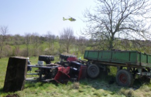 Oldalára borult egy traktor, mentők szállították kórházba az utasokat
