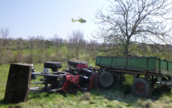 Oldalára borult egy traktor, mentők szállították kórházba az utasokat