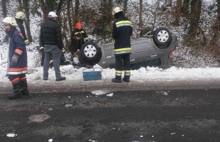 Árokba borult egy autó a sántosi elágazás előtt