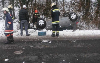 Árokba borult egy autó a sántosi elágazás előtt