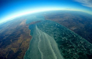 Lélegzetelállító a jeges Balaton a világűrből