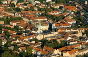 Éjszaka permetezik a fákat Kaposváron