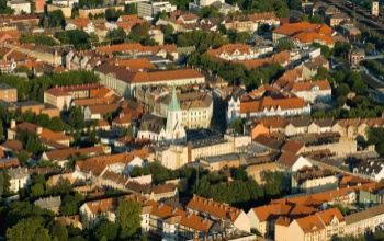 Éjszaka permetezik a fákat Kaposváron