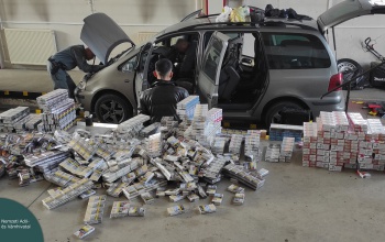 Cigarettával töltött négykerekű