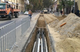 Megkezdődtek a távhő munkálatok az Anna és a Fő utca között