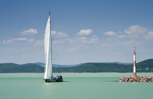 Balatonudvari előtt sodródott a csónak