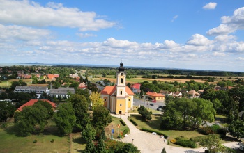 A balatonkeresztúri plébánián rongált egy házaspár