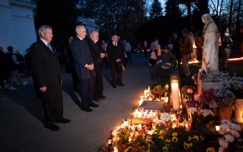 Az elhunyt kaposváriakért gyújtott gyertyát Szita Károly a Keleti temetőben