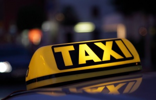 Újabb szankciók az engedély nélküli taxis szolgáltatók ellen
