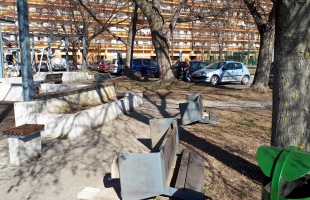 De miért? Felborították a padokat Sávház melletti játszótéren