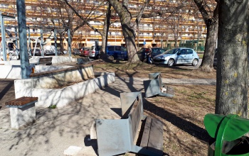 De miért? Felborították a padokat Sávház melletti játszótéren
